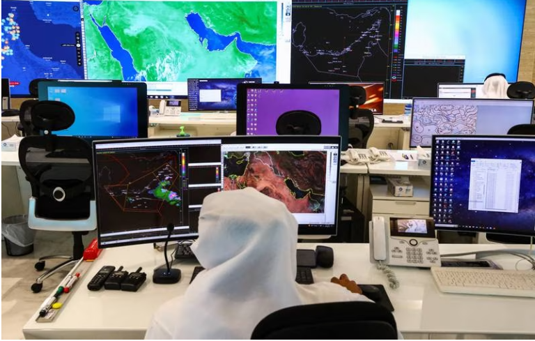 De forente arabiske emirater dobler antallet sky-seeding-flyvninger på seks år i forsøk på å øke nedbøren